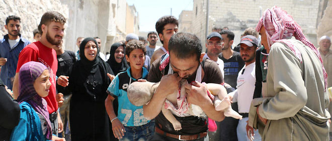 Un Syrien pleurant le décès de son enfant lors des bombardements. /AFP