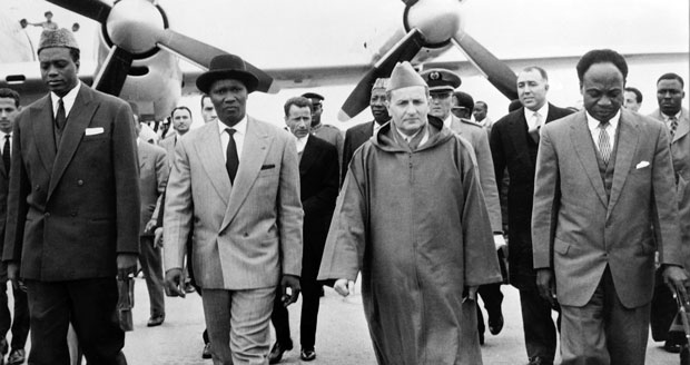 Feu le roi Mohammed V recevant des leaders africains à l'aéroport de Casablanca. /DR