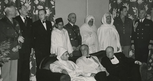 Feu le roi Mohammed V en compagnie du président américain Franklin Roosevelt à Anfa. / DR