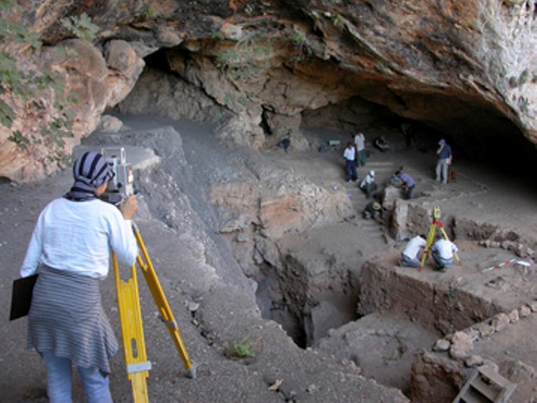 La grotte des Pigeons lors d'une fouille archéologique / Archive - DR