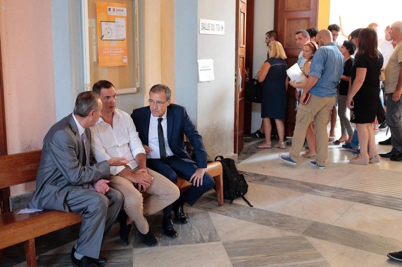Gilles Simeoni, Jean-Guy Talamoni et le maire de Sisco Ange Pierre Vivoni au tribunal de Bastia / Ph. Pascal Pochard - AFP