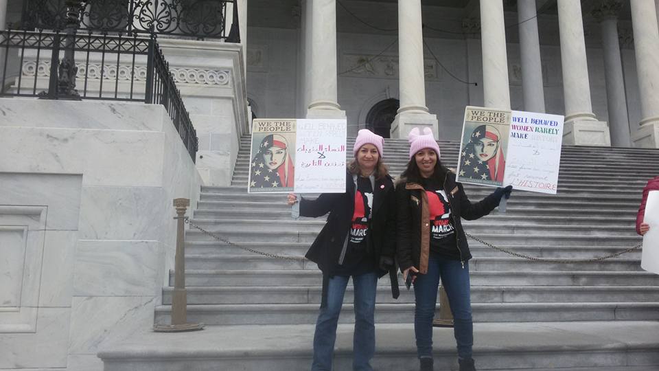 Saida Kouzzi (à droite), accompagnée de Stephanie Willman lors de la «Marche des femmes» à Washington. / Ph. Saida Kouzzi