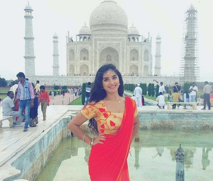 Sarah, en visite au Taj Mahal. / Ph. Sarah Jazouli