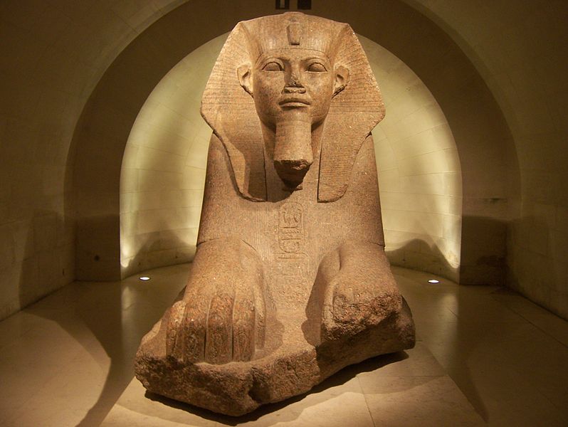 Grand sphinx, portant des noms de pharaons dont celui de Sheshonq Ier (XXIIe Dynastie), retrouvé à Tanis et exposé au musée du Louvre / DR