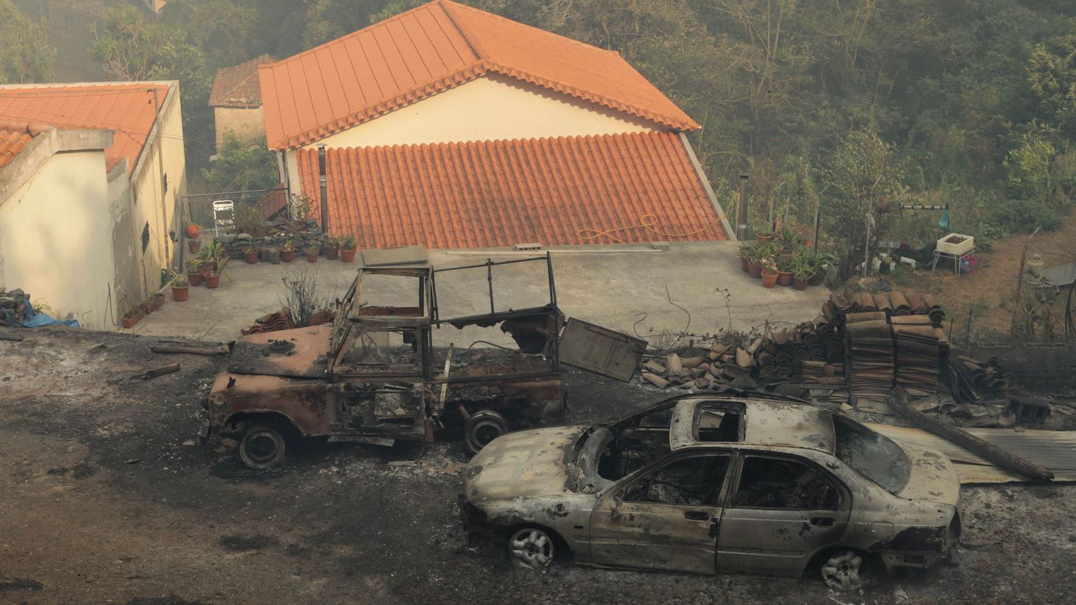 Le Portugal lutte contre des incendies qui ne cessent de se propager depuis vendredi dernier, ici sur son île de Madère. /Reuters